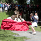 4. juli: Kongefamilien er til stede når en ny statue blir avduket i Slottsparken. Det er en statue av Dronningen - og avdukingen står fem barnebarn for. Foto: Lise Åserud, NTB scanpix.